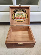 Load image into Gallery viewer, Esquisitas Wooden Cigar Box
